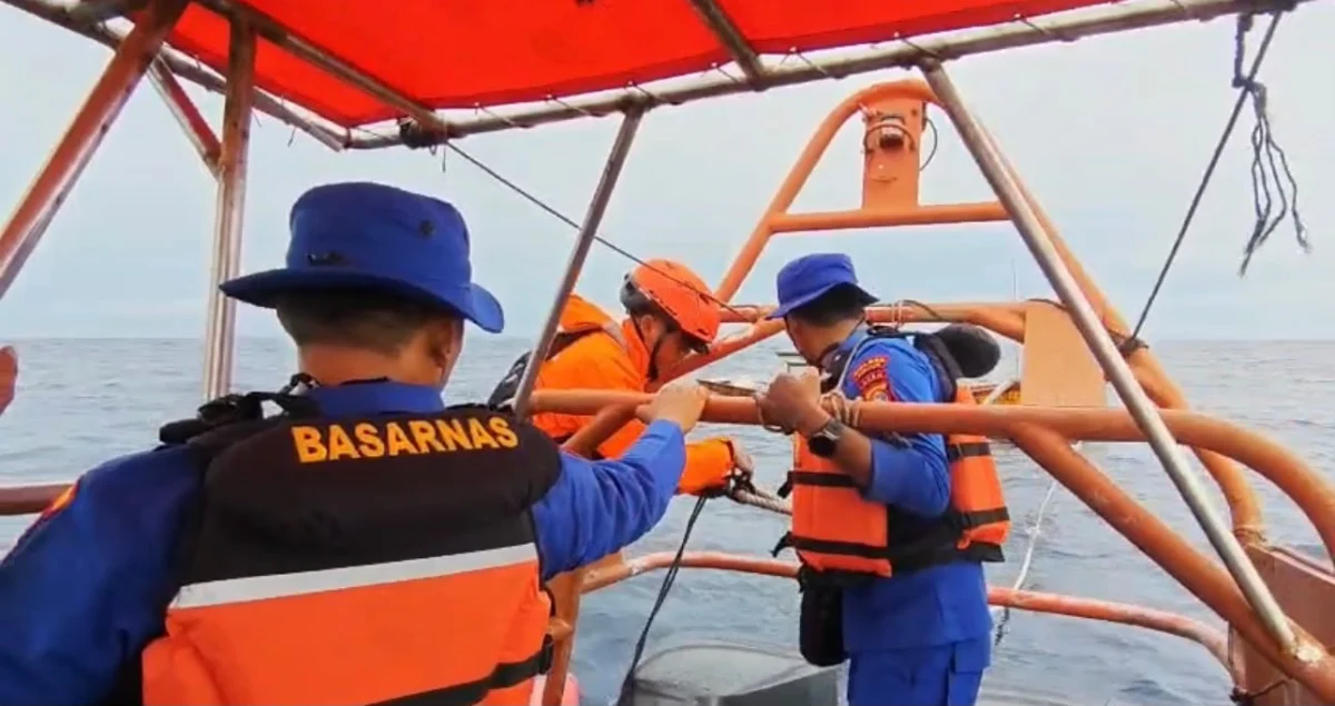 Dua Nelayan Alami Mati Mesin di Perairan Pulau Siumat, Sat Polairud dan Basarnas Lakukan Penanganan