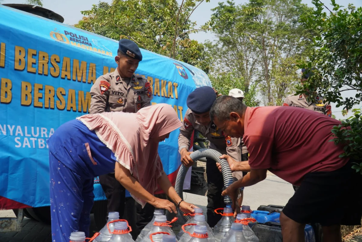 Brimob Polda Jatim Salurkan 40 Ribu Liter Air Bersih untuk Warga Gresik dan Sidoarjo