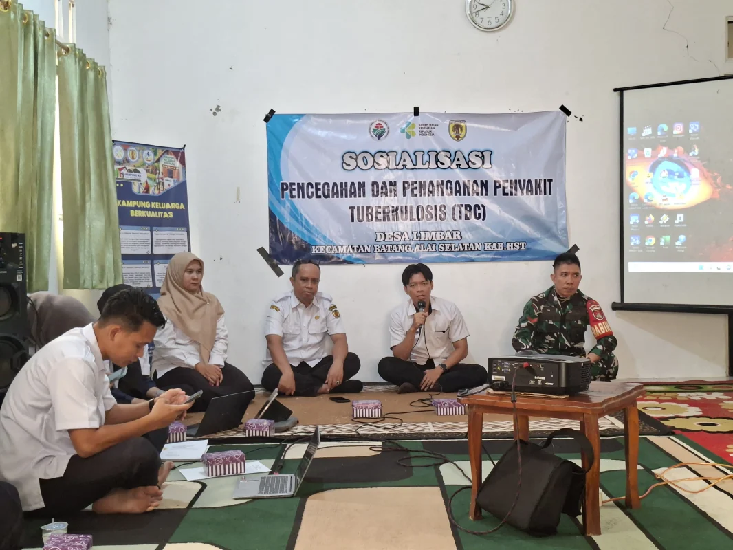 Babinsa dan Tenaga Kesehatan Bersinergi, Warga Desa Limbar Diedukasi Bahaya TBC