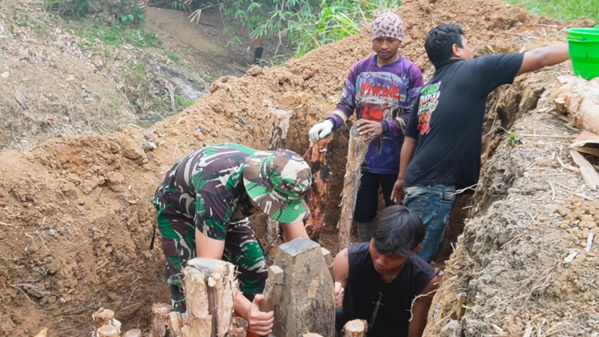 Wujudkan Akses Lebih Baik, TNI dan Warga Bergotong Royong Bangun Jembatan Garuda