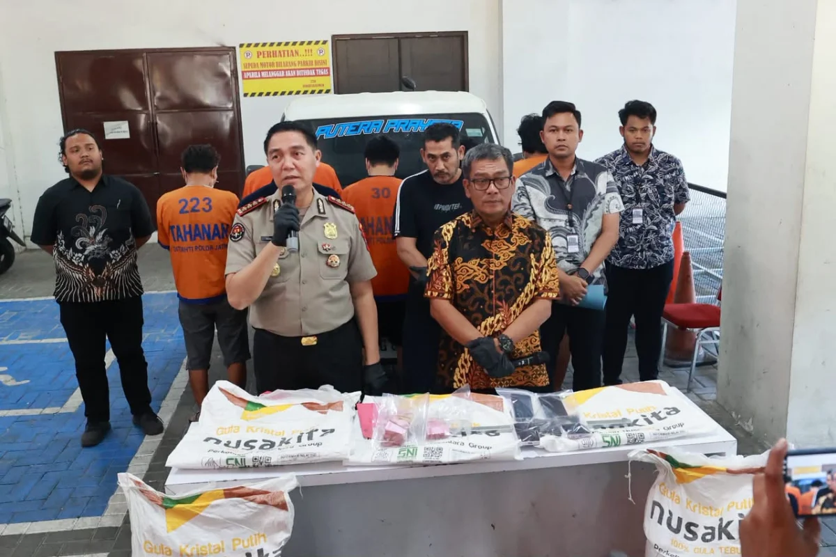 Polda Jatim Ungkap Dugaan Penipuan dan Penggelapan 185 Ton Gula, 11 Tersangka Diamankan