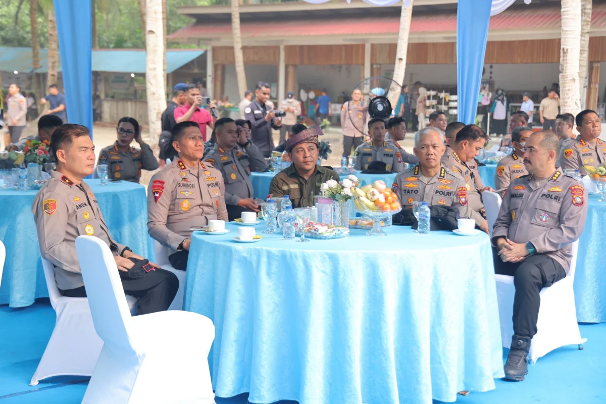 WUJUDKAN GREEN POLICING UNTUK LINGKUNGAN LESTARI,‎POLDA KEPRI TANAM 1.000 POHON MANGROVE