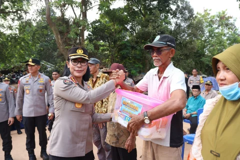 BAKTI SOSIAL POLDA KEPRI DALAM RANGKA HARI JADI HUMAS POLRI DI TPA PUNGGUR