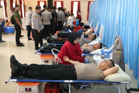 POLDA KEPRI GELAR DONOR DARAH PERINGATI HARI JADI HUMAS POLRI KE-75