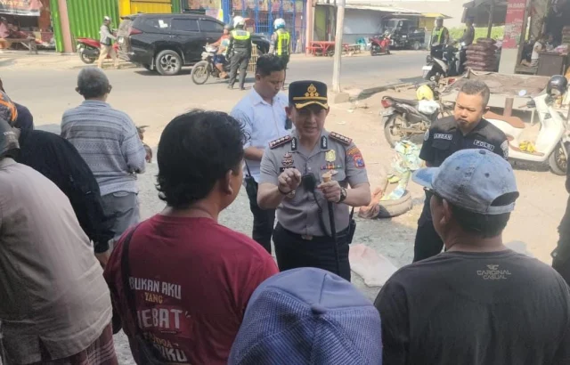 Polisi Bersama Masyarakat : Kapolresta Sumenep Blusukan di Pasar Anom Serap Aspirasi dan Perkuat Kamtibmas