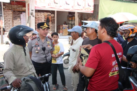 Kapolres Jember Serap Aspirasi Pedagang, Gelar Cangkrukan di Pasar Johar