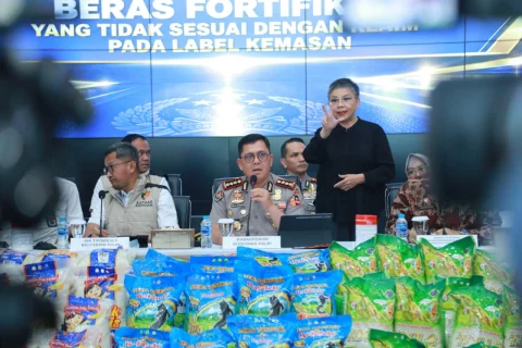 Terik Matahari Tak Surutkan Semangat, Satgas TMMD Ke-130 Kodim 1808/Mansel Bersama Warga Terus Berjuang Buka Akses Jalan Kampung Yamboi
