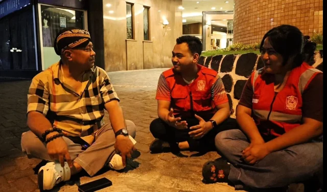 Duduk Santai di Tepi Slamet Riyadi, Mbah Con Dengar Curhatan Sedulur Relawan