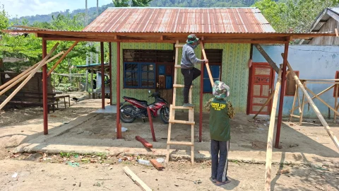 Tiga Unit Rumah di Yamboi Gunung Capai Tahap Pemasangan Atap Oleh Satgas TMMD Ke-130 Kodim 1808/Mansel