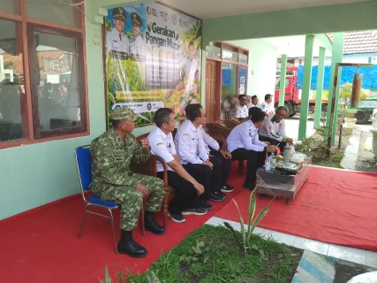 Koramil Besuk Kawal Dan Amankan Pelaksanaan Gerakan Pangan Murah