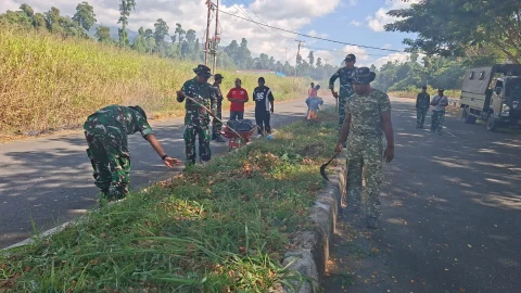 Lingkungan Bersih dan Asri Diwujudkan Personel Satgas TMMD ke-130 Bersama Masyarakat