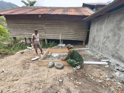 Satgas TMMD Ke-130 Bangun MCK: Wujudkan Lingkungan Bersih, Sehat di Kampung Yamboi