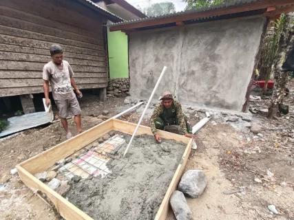 Bukan Sekadar Campuran Semen Dan Pasir, Pengecoran Septic Tank Satgas TMMD Mengandung Harapan Masyarakat