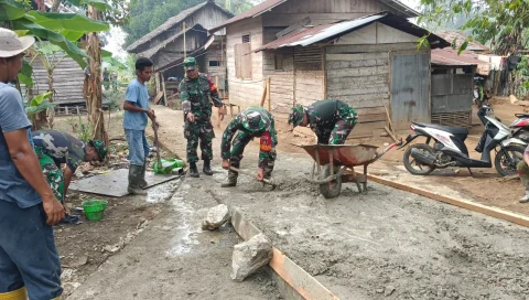 Sinergi TNI dan Warga Teluk Masjid, Jembatan Garuda Terus Dikebut