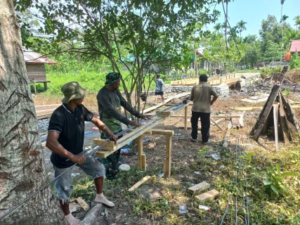 Satgas TMMD Ke-130 Terus Bergerak, Tim Pembersian Rangkai Besi Jembatan Demi Akses Warga
