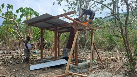 Tak Bekerja Sendiri, Satgas TMMD Ke-130 Kodim 1808/Mansel Bersama Warga Bangun MCK di Kampung Yamboi