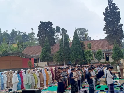 Ikhtiar Spiritual di Sumber, Sholat Istisqa Digelar untuk Memohon Berkah Hujan