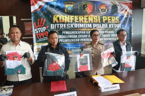 BERHASIL UNGKAP TIGA KASUS PMI NONPROSEDURAL, DITRESKRIMUM POLDA KEPRI TETAPKAN ENAM TERSANGKA
