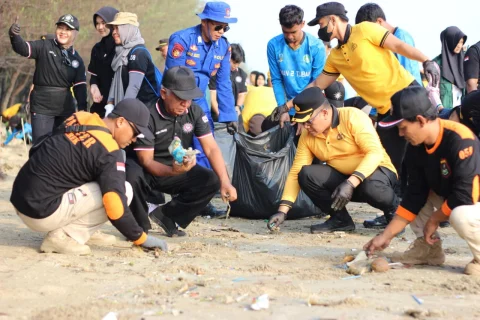 Tanam 800 Cemara, Polresta Tuban Targetkan Pantai Sugihwaras Lebih Hijau