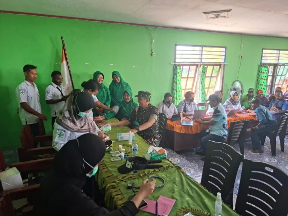Kodim 1808/Mansel Melalui Satgas TMMD Ke-130 Gandeng Dinas Kesehatan Berikan Pelayanan Kesehatan Gratis Kepada Masyarakat