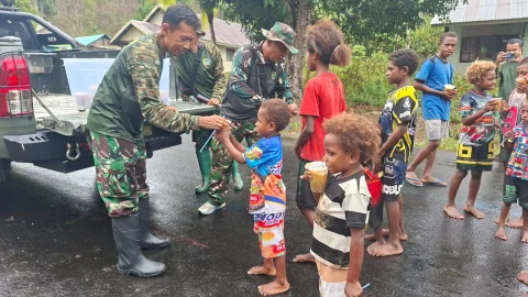 Makanan Terbagi Habis, Senyum Bahagia Anak-Anak Yamboi Jadi Kebahagiaan Satgas TMMD Ke-130