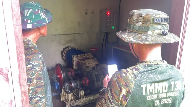 Pastikan Pasokan Listrik Warga, Dansatgas Bersama Wadansatgas TMMD Ke-130 Cek Langsung Mesin Pembangkit Listrik Tenaga Air
