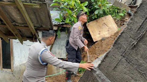 Gerak Cepat Polres Lumajang Bantu Bersihkan Permukiman Terdampak Longsor di Pronojiwo