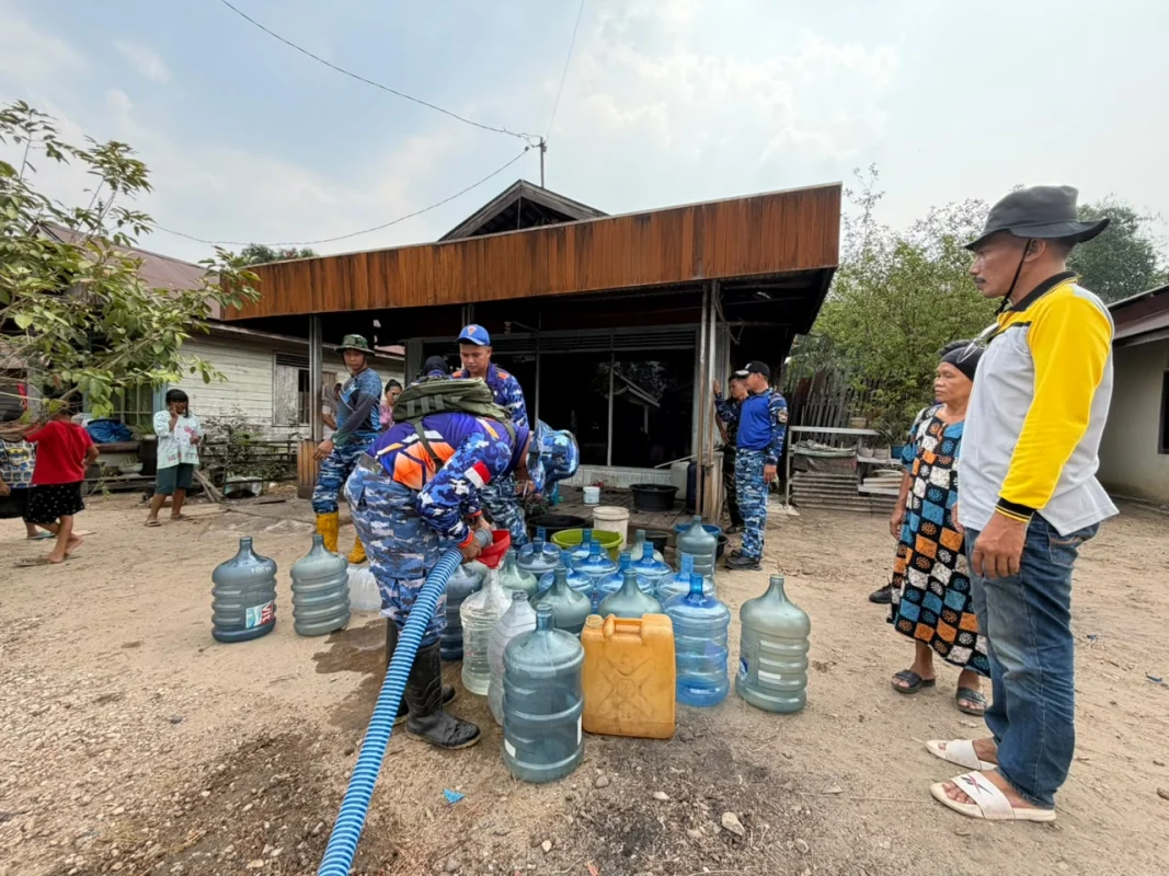 Kepedulian Tak Pernah Surut, Lanud Sjamsudin Noor Kembali Salurkan Air Bersih bagi Warga