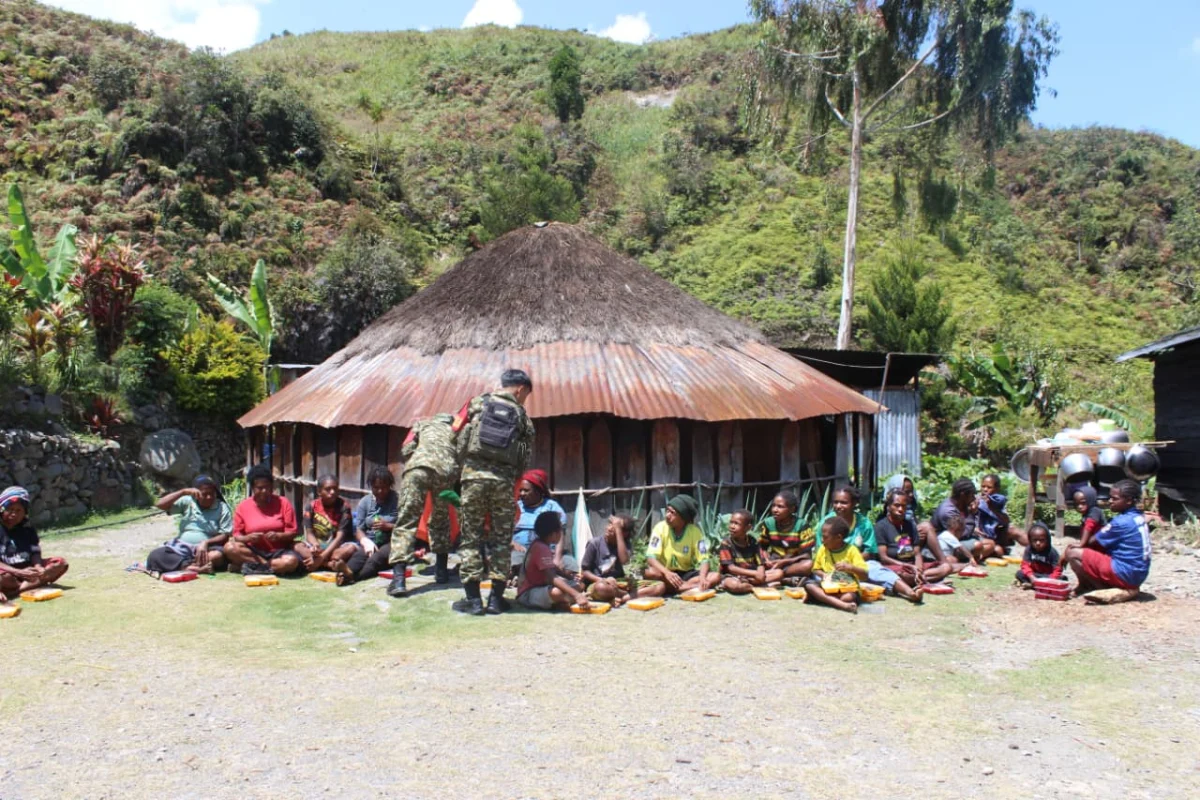 HUT Ke-81 TNI Tahun 2026, Kodim 1714/Puncak Jaya Berbagi Kasih Bersama Masyarakat Kampung Kulok Enggame