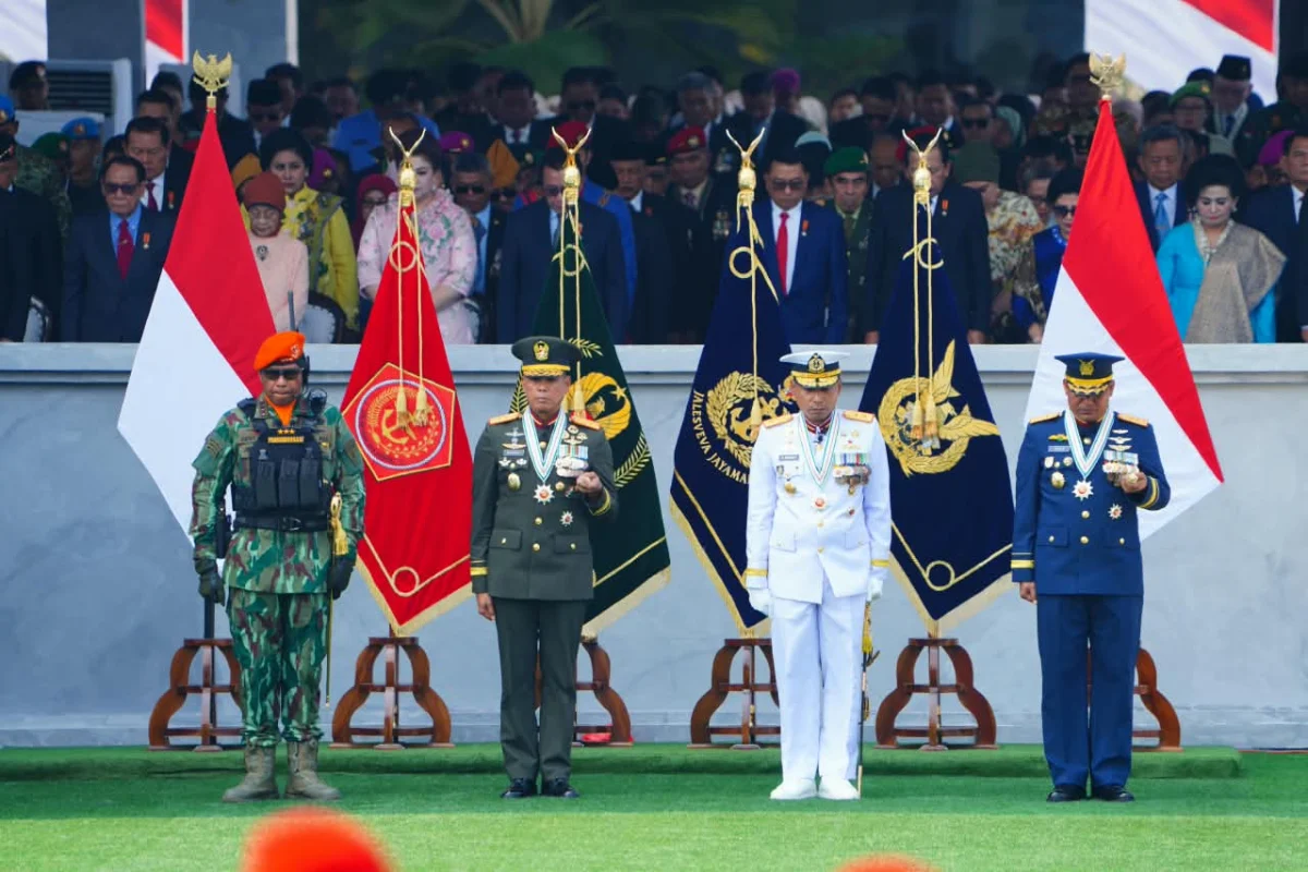 Penuh Khidmat, Panglima TNI Dampingi Presiden Prabowo Pimpin Upacara HUT ke-81 TNI Tahun 2026