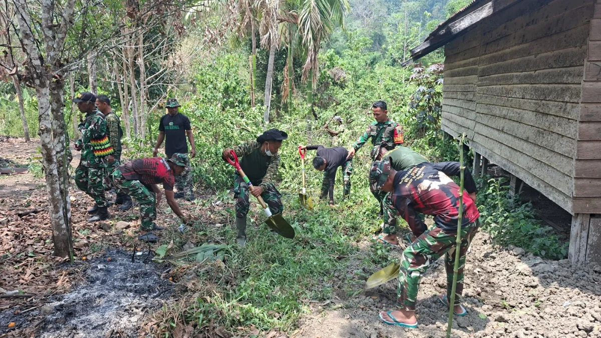 Gotong Royong, Anggota Kodim 1808/Mansel Bersama Masyarakat Bersihkan Lokasi Pembangunan MCK