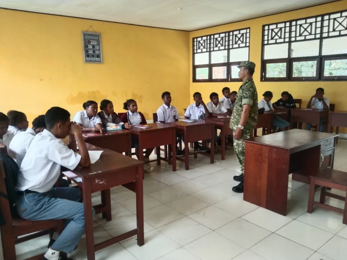 Kuatkan Jiwa Kebangsaan Pelajar, Satgas TMMD ke-130 Kodim 1808/Mansel Edukasi Siswa SMA Negeri 1 Ransiki