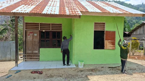 Ubah Warna Rumah, Satgas TMMD Ke-130 Hadirkan Kenyamanan Dan Kebahagiaan Penghuni