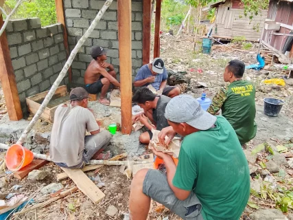 Hangat dalam Kebersamaan : Satgas TMMD Ke-130 dan Warga Yamboi Makan Siang Bersama