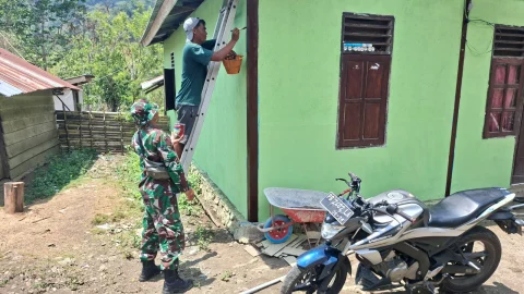 Profesional dan Teliti, Satgas TMMD Ke-130 Finishing Pengecatan Rumah Warga