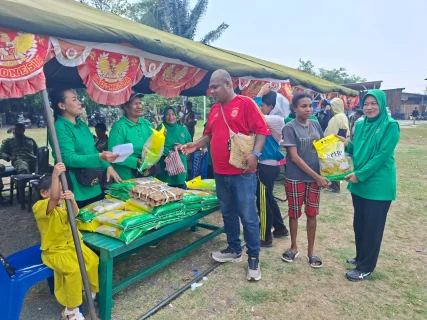 Gelar Bazar Murah, Satgas TMMD Ke-130 Bantu Warga Yamboi Gunung Dapatkan Kebutuhan Terjangkau