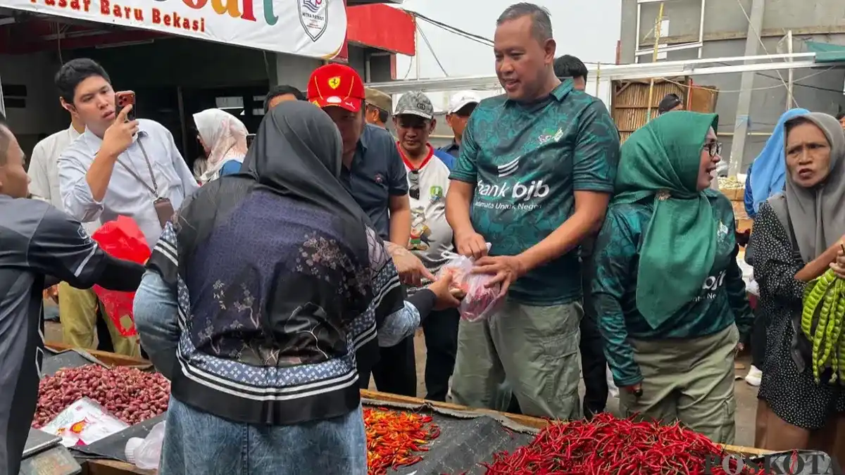 Gebrak Pasar Dimulai di Bekasi, Wali Kota dan ASN Belanja Langsung di Pasar Rakyat