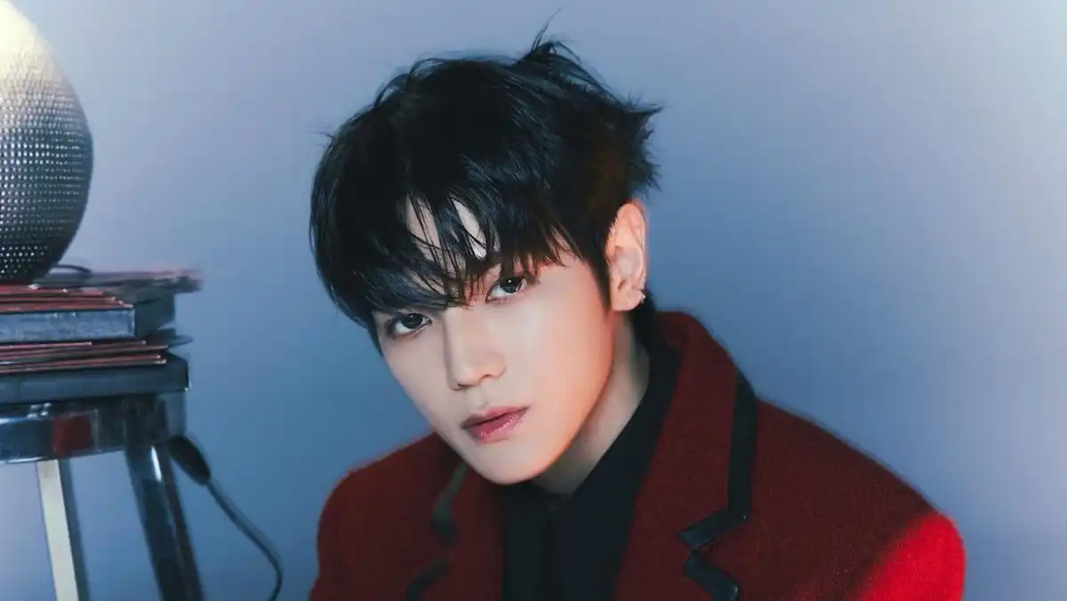 Taeyong NCT Menyusuri JPO Jakarta dan Mengamati Warung Kerek