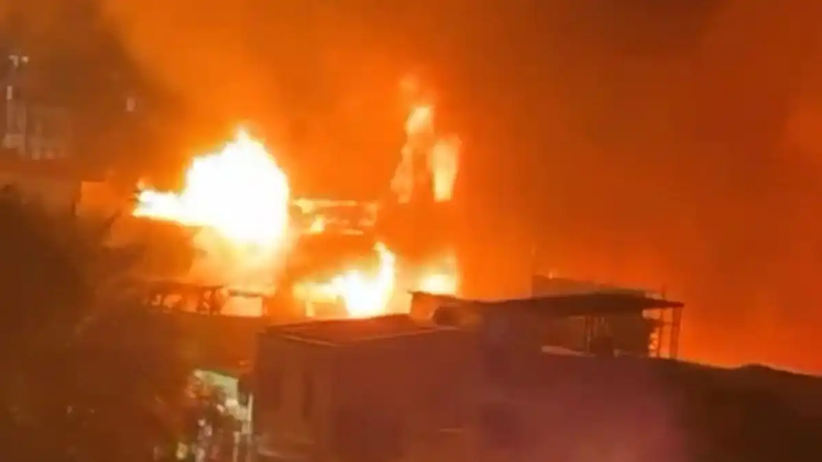 Kebakaran Melanda Permukiman Padat di Kramat Pulo, 33 Unit Damkar Dikerahkan