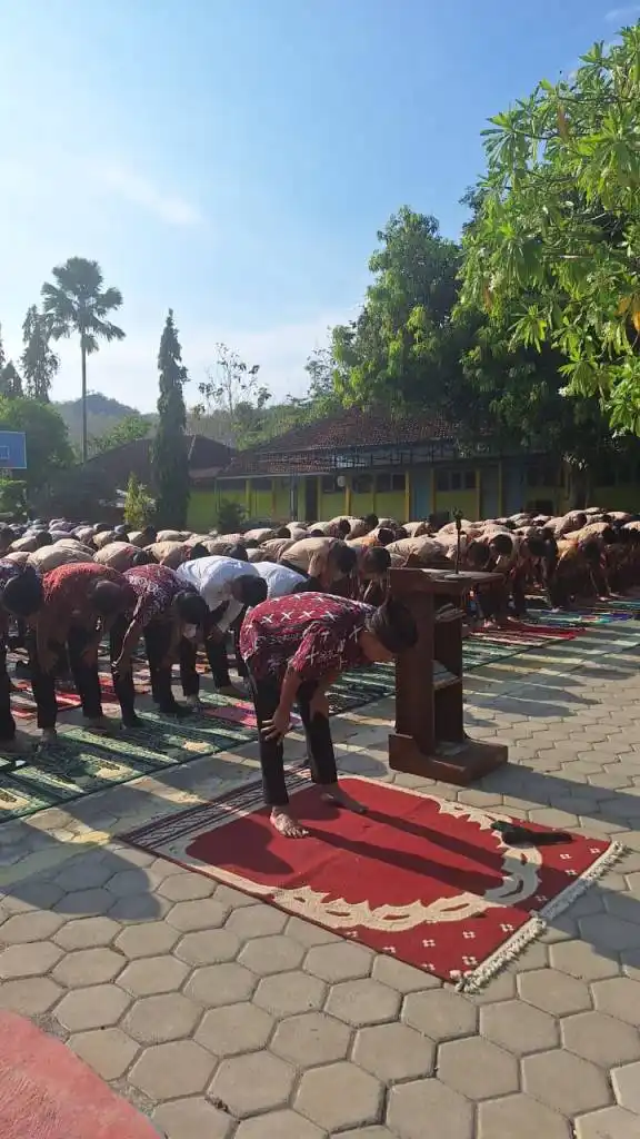 Kekeringan Melanda Wonogiri Selatan, Siswa dan Guru SMPN 2 Giritontro Berdoa Memohon Hujan