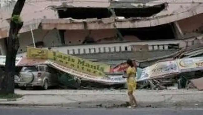 Dalam hitungan singkat, bangunan rusak, tanah longsor terjadi, dan warga berjuang menyelamatkan diri dari reruntuhan