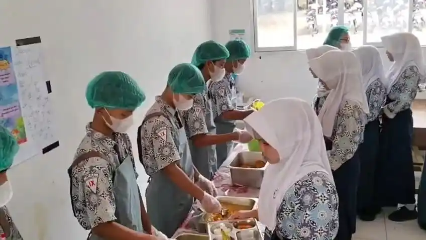 SMP Negeri 2 Karanganyar Pekalongan Menguji Penyajian MBG Secara Prasmanan