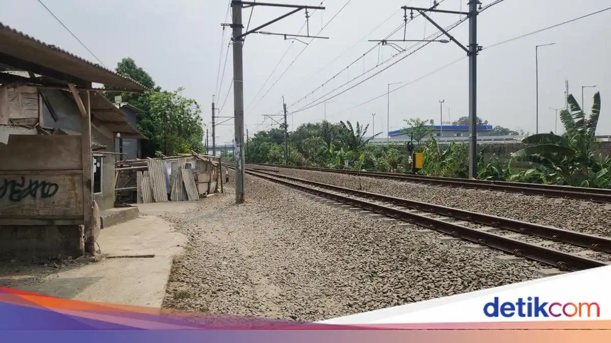 Saat peristiwa terjadi, korban berdiri di sekitar rel kereta yang mengarah ke Jakarta