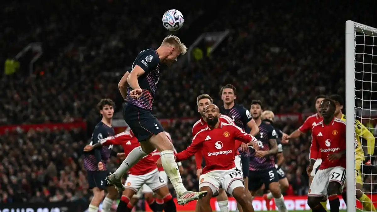 Gol Injury Time Solanke Buyarkan Kemenangan Manchester United atas Tottenham