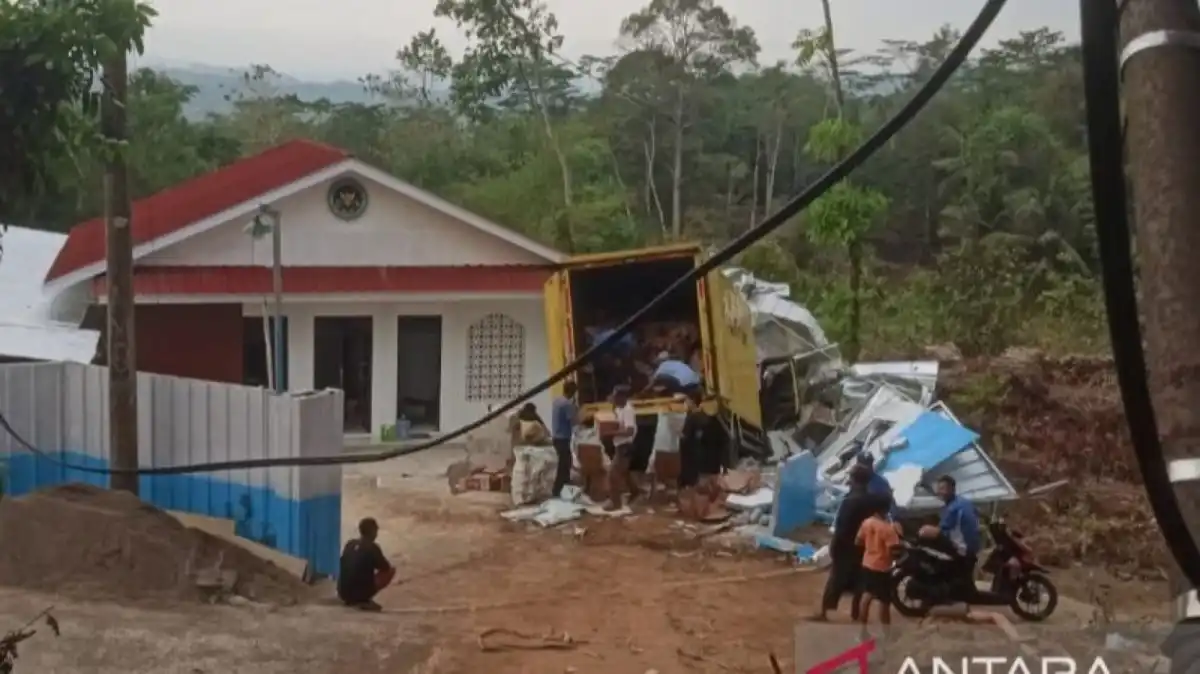 Truk Teh Terguling Usai Menabrak Dapur MBG di Cianjur, Tiga Pegawai Terluka