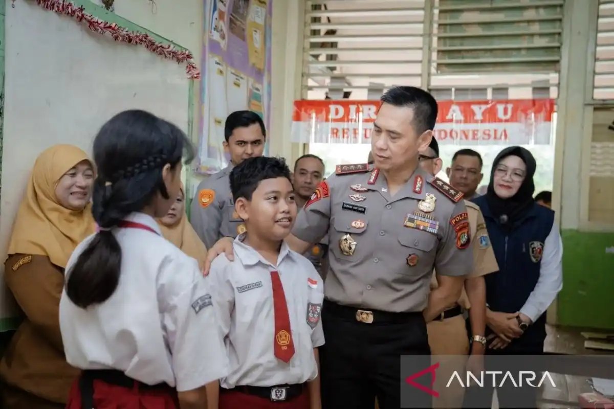 Kapolda Metro Jaya Tanamkan Disiplin dan Kepedulian kepada Siswa Sekolah Dasar