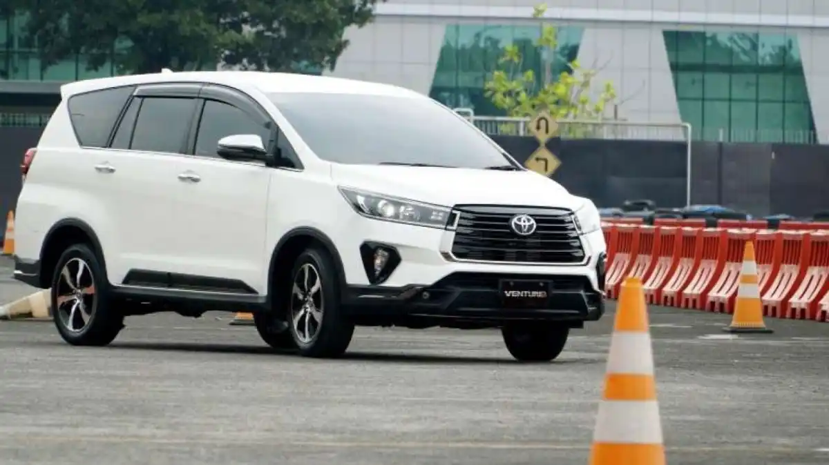 Tiga Sorotan Otomotif Indonesia: Pilihan Innova, Kepraktisan ADV 160, dan Penjualan Mobil Keluarga