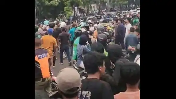 Keributan Pecah di Bangbarung Setelah Penagih Utang Cegat Pengendara