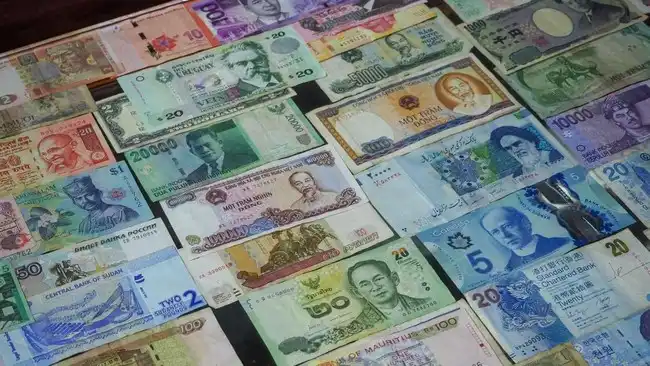 Rupiah Tertekan Saat Dolar AS Bertahan di Level Tinggi