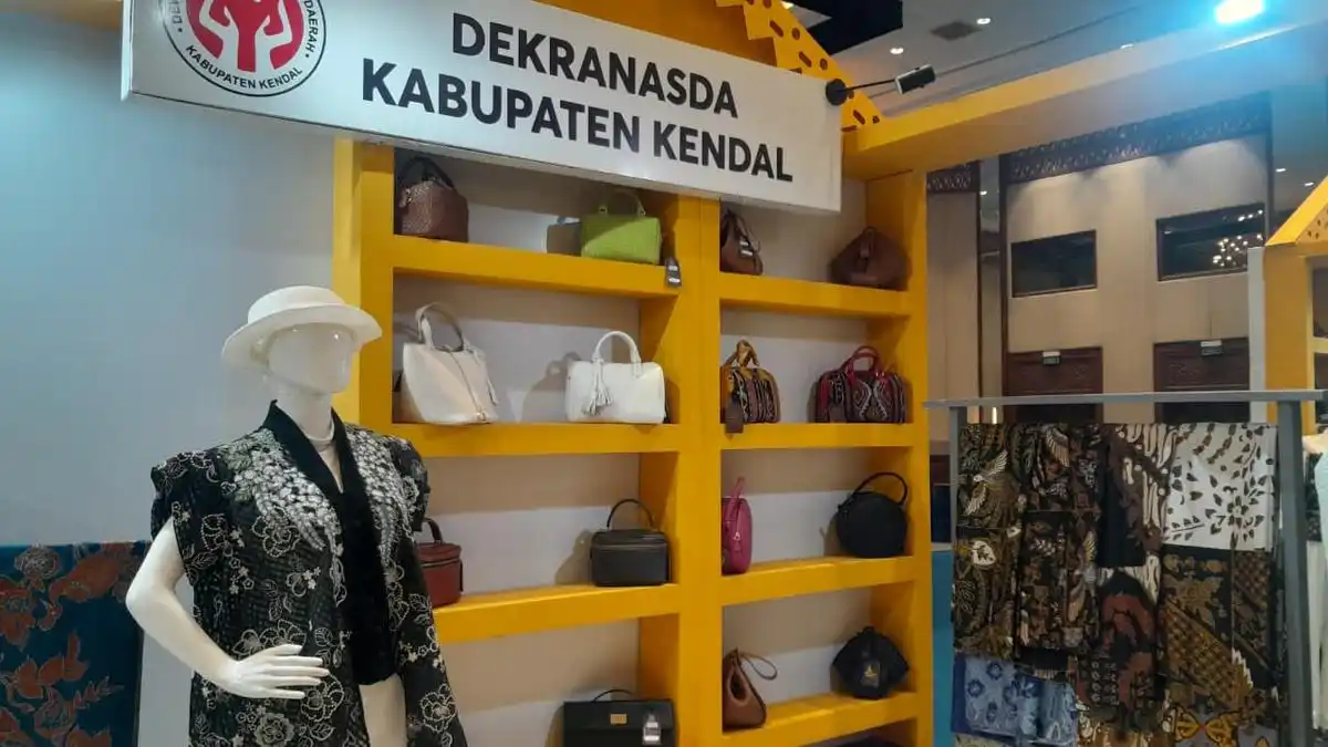 Dari Penggembala Ternak hingga Ibu Rumah Tangga: Kisah UMKM Kendal Menghasilkan Tas Kulit Eksklusif